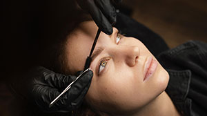 Épilation et teinture des sourcils